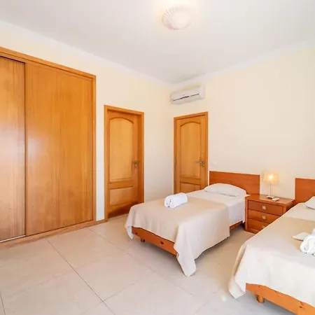 Gale Grande - Bright Airy With A Private Pool Holiday home *